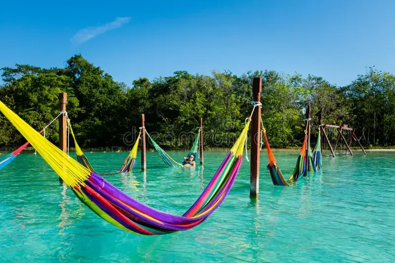 hamacas sobre la laguna bacalar