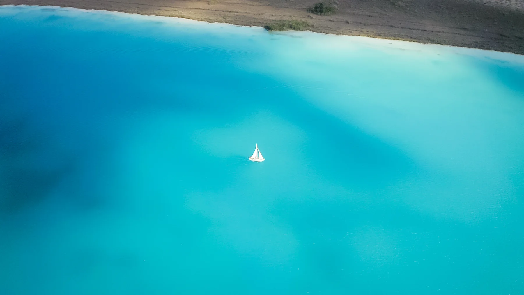 velero navegando bacalar